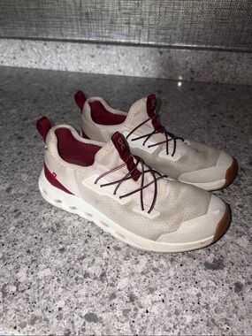 On Running kidsCloudnova Knit Sneakers in Beige with Burgundy Accents